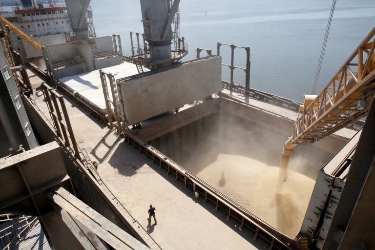 40.000 Tonnen Korn fasst ein Schiff, wie hier 2013 bei Mykolajiw. REuters