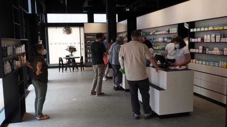 Die zahlreichen Gäste der Eröffnungsfeier ließen es sich nicht nehmen, die Räumlichkeiten der neuen Apotheke unter die Lupe zu nehmen.