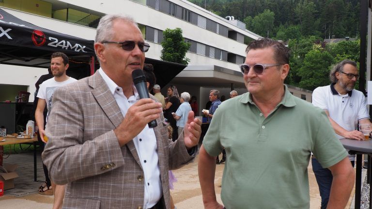 Moderator Edgar Mayer mit Karl-Heinz Grotti.