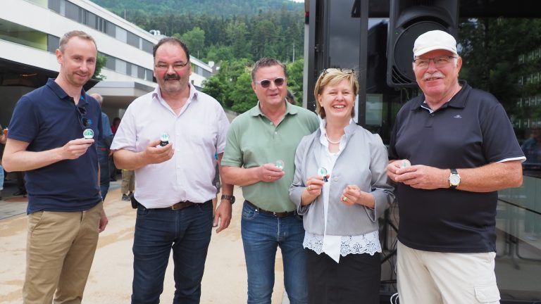 Christian Fiel, Manfred Himmer, Karl-Heinz mit Betreiberin Renate Grotti und Walter Fontana mit den als Geschenk überreichten Schneekugeln. <span class="copyright">CEG(3)</span>