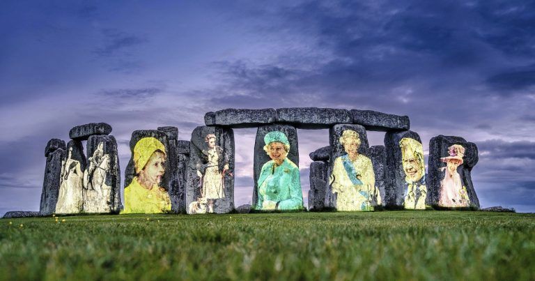 Fotos der Königin der letzten Jahrzehnte werden auf Stonehenge projiziert. <span class="copyright">Jim Holden, English Heritage via AP</span>