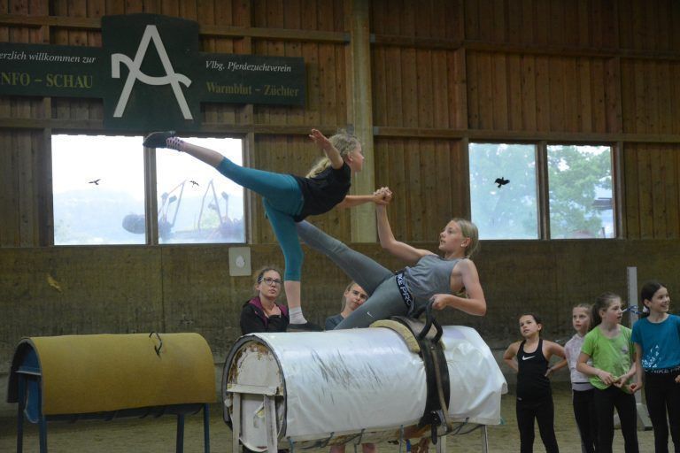 Die Begeisterung für den Voltigiersport ist bei vielen jungen Mädchen ungebrochen.