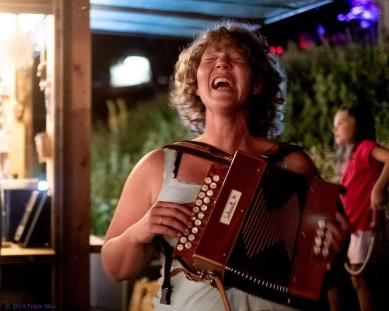 Lisa Suitner ist bei einem Folkfestival in ihrem Element. <span class="copyright">Frank Blau</span>