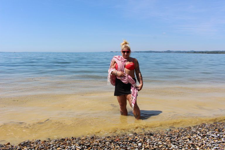 "Mir gefällt der Weitblick über den See sehr. Ich persönlich bekomme hier ein Gefühl von Freiheit. Vor allem aber meine Mutter ist für mich der Grund, hier zu sein. Sie meidet das Strandbad oder ähnliches, da sind ihr zu viele Leute. Hier an der neuen Pipeline sind wir unter uns." <strong>Janine Wohlgenannt (33) aus Bregenz</strong>