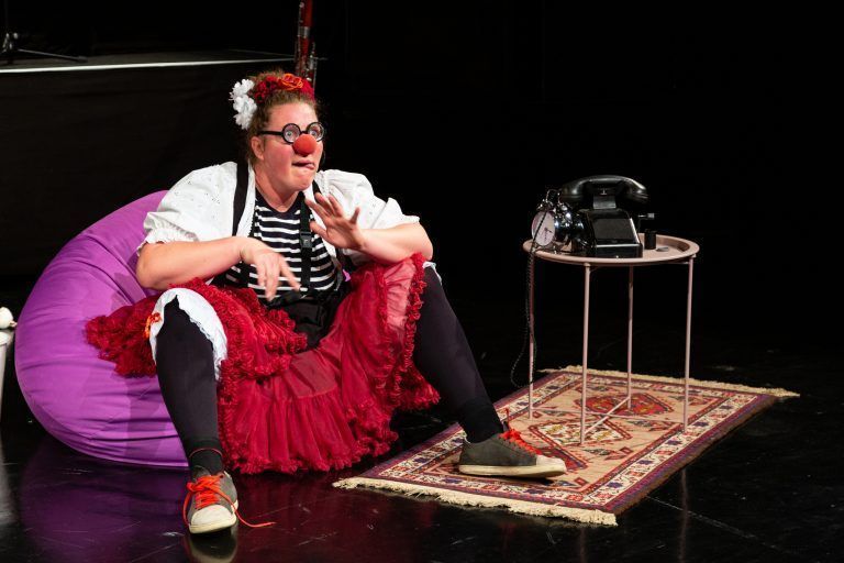 Als Clownfrau bringt Lisa Suitner auch schwierige Themen auf die Bühne. Niklas Koch