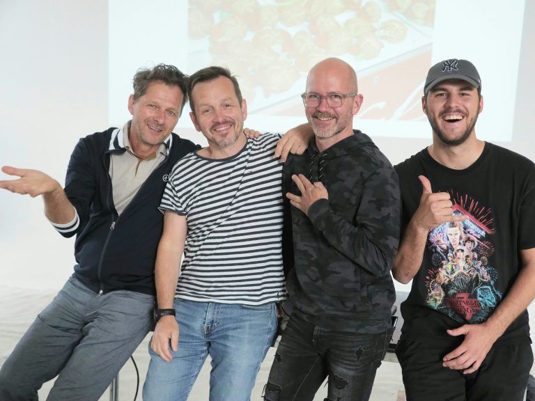 Organisator Matthias Weissengruber (2. v. r.) mit Fotograf Reiner Riedler sowie den Gastgebern Reinhard und Luca Fasching (Studio Fasching). <span class="copyright">sie</span>