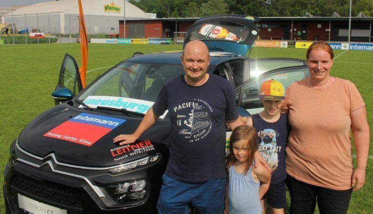 Andreas, Paul, Theresa und Angelika Rüscher durften sich über den Hauptpreis der Bausteinaktion, einen Citroen C3 vom Autohaus Leitner, freuen.