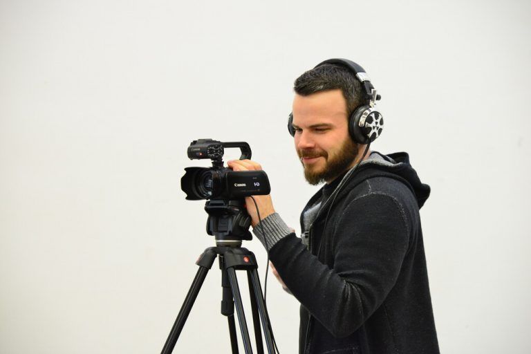 Auch an der Videokamera ist Klaus Abbrederis fit.