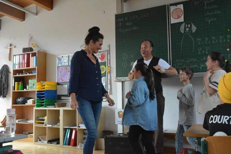 Auch die Lehrerin durfte bei den Beispielen mitmachen. bvs (5)