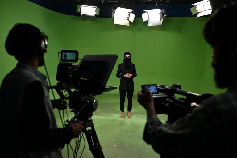 Auf Anweisung der Taliban müssen sich Frauen im afghanischen Fernsehen vollverschleiern. Das Bild zeigt eine Redakteurin vom Sender 1TV. AFP