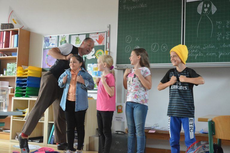 Auf dem Weg zur Schule können die Kinder viele Menschen freundlich grüßen. Denn Freundlichkeit öffnet Türen.