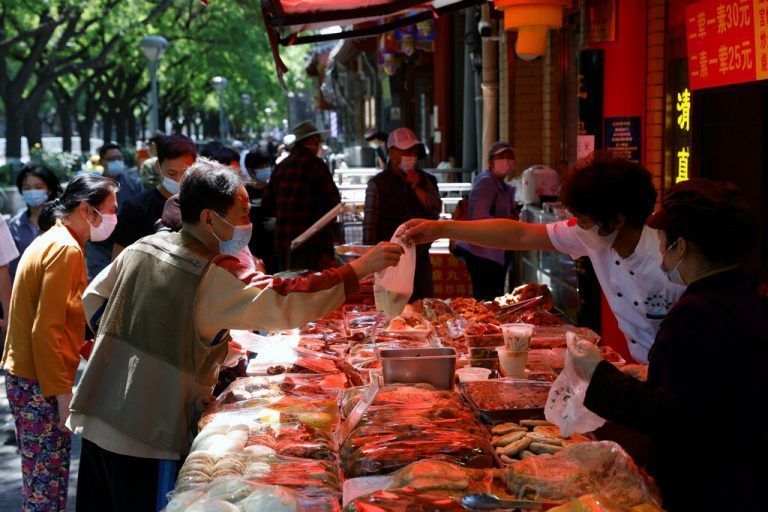 Auf einem Stand in Peking werden Speisen verteilt. In der chinesischen Hauptstadt mussten Restaurants wegen Corona für Gäste schließen. Reuters