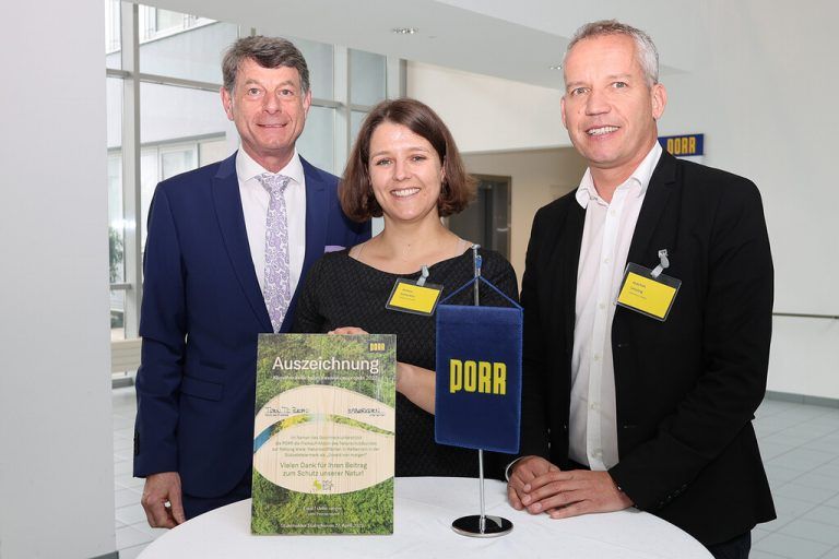 Auszeichnung Das Bauunternehmen Porr lud seine Lieferanten dazu ein, ihr „klimafreundlichstes Innovationsprojekt“ zu präsentieren. Das von Haberkorn mitgegründete Klimaschutzprojekt ,Turn to Zero‘ überzeugte. Im Bild: Andrea Sutterlüty und Joachim Leissing (Haberkorn) mit Ewald Unterweger (Porr). porr