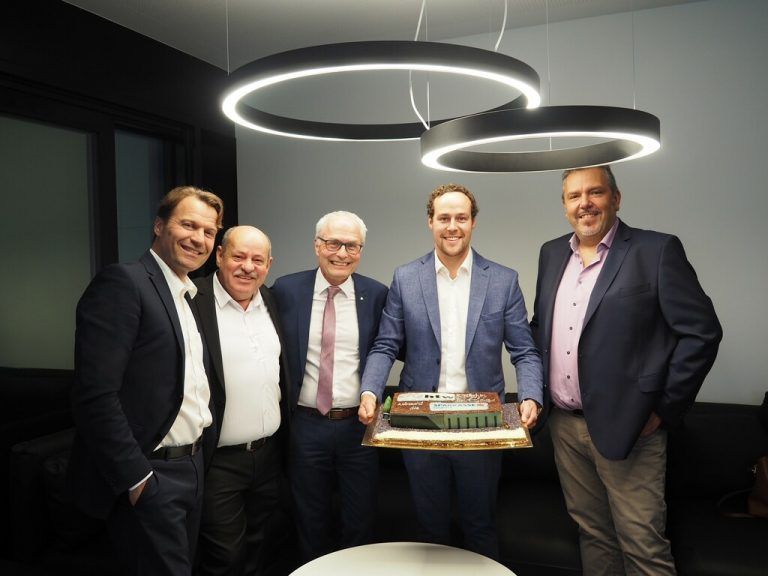Bei der offiziellen Eröffnung: Das Führungsteam von HTW – Kevin und Lorenz Mathis und Karl Halper - mit Hannes Fehr und Anton Steinberger (Sparkasse Feldkirch). htw