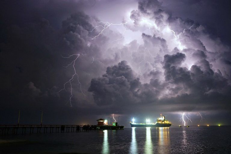 Bei einem heftigen Gewitter sind Blitze am Himmel über dem Strand von Lhokseumawe in der indonesischen Provinz Aceh zu sehen. AFP