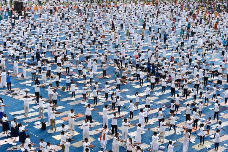Bei einem Massenevent im Lal Bahadur Shastri Stadion im indischen Hyderabad nehmen zahlreiche Menschen an einer Yoga-Einheit teil. AFP
