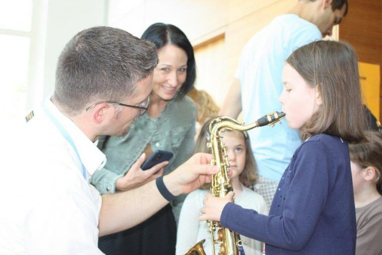 Beim Tag der offenen Tür der Musikschule Rankweil-Vorderland gab es die Gelegenheit, die verschiedensten Instrumente auszuprobieren.VN/TK(6)
