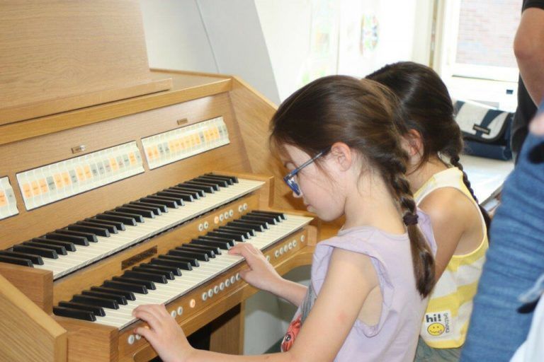 Beim Tag der offenen Tür der Musikschule Rankweil-Vorderland gab es die Gelegenheit, die verschiedensten Instrumente auszuprobieren.VN/TK(6)
