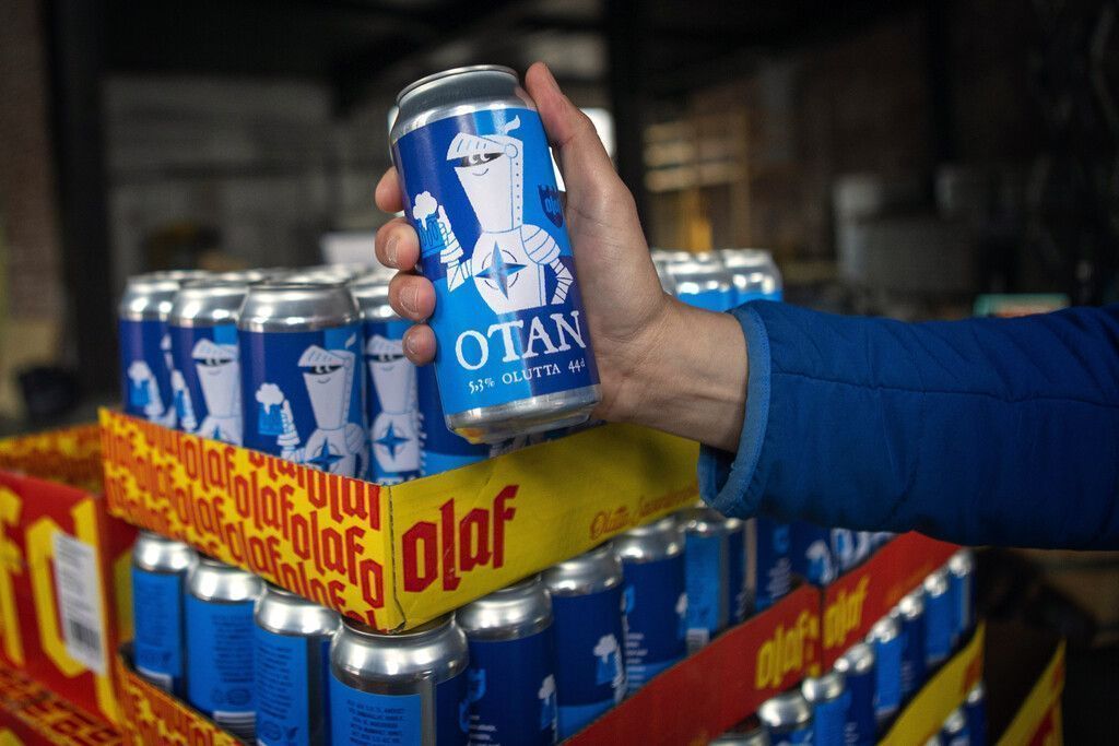 Finnen stoßen mit NATO-Bier an