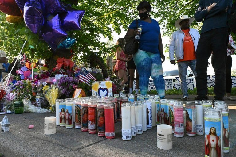 Blumen und Kerzen erinnern an den Amoklauf in Buffalo. afp