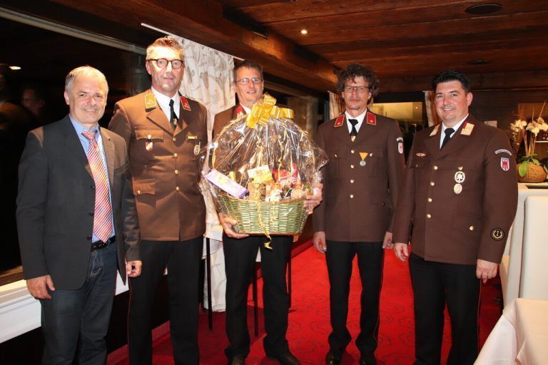 <p class="caption">Bürgermeister Walter Moosbrugger, Kommandant Markus Nenning, Herwig Eberle, Josef Eberle und Bezirksfeuerwehrinspektor Reinhard Karg. <span class="copyright">nam/3</span></p><p class="caption"/>