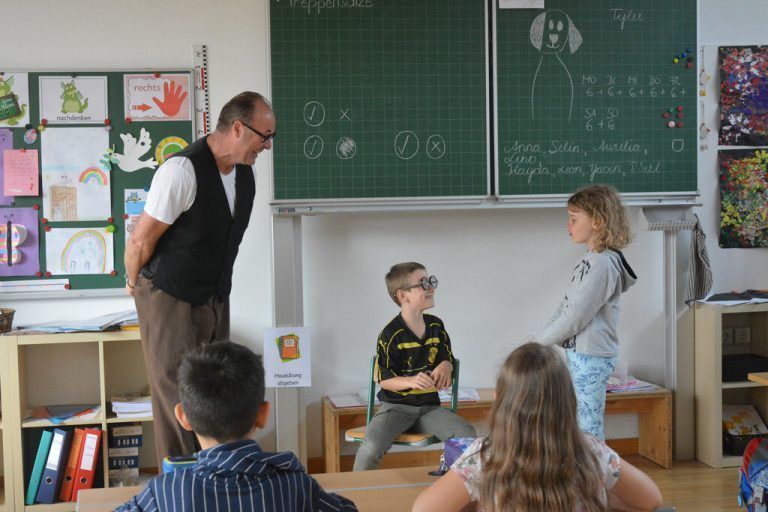 Clown Thiemo Dalpra übte mit den Volksschulkindern im Hasenfeld höfliche Umgangsformen.