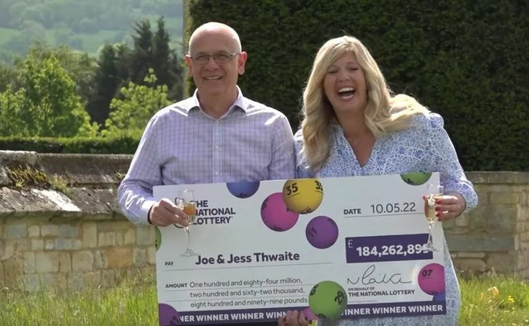 Das Paar hat den größten Jackpot der britischen Lottogeschichte geknackt. youtube