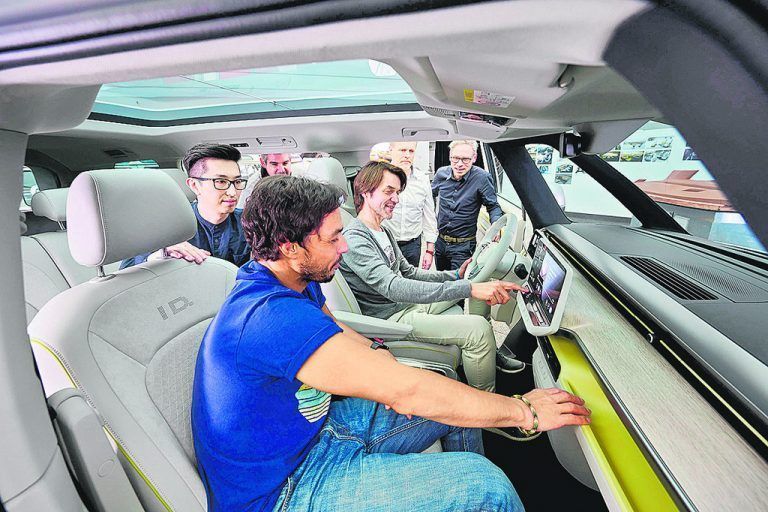 Das Volkswagen-Designteam zeigt den Innenraum des ID. Buzz.