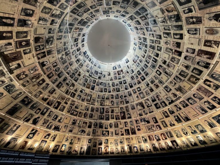 Daten von 4,8 Millionen Opfern finden sich im Raum der Namen. Yad Vashem forscht weiter.WERNER/2