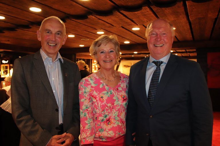 Dekan Paul Burtscher mit Erna und Ehrenbürger Egon Troy bei der Florianifeier in Bildstein.