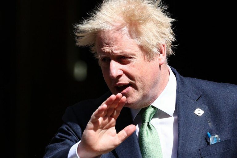 Der britische Premier Boris Johnson verlässt Downing Street 10, um an der Fragestunde im Parlament teilzunehmen. AFP
