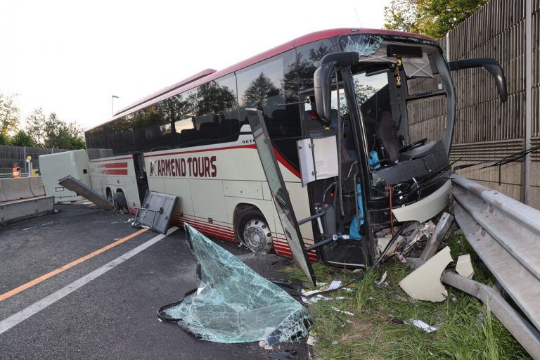 Der Bus prallte in einem Baustellenbereich in eine Leitschiene. APA