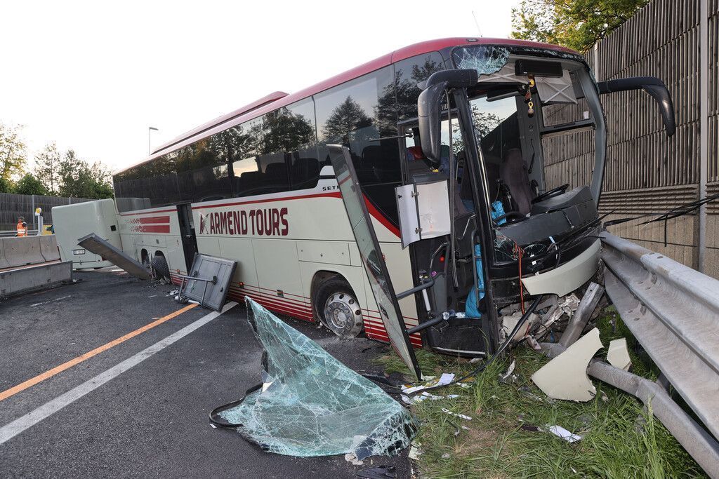 Reisebus verunglückt nach Überholmanöver: 16 Verletzte