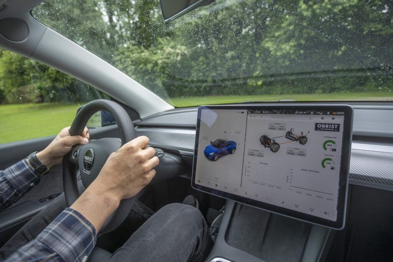 Der HyperHybrid von Obrist lädt in einem Tesla-Modell zur Probefahrt ein. vn/Paulitsch