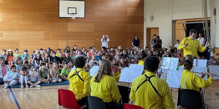 Der Turnsaal der Volksschule Leopold wurde kurzerhand zur Konzertbühne.cth (3)