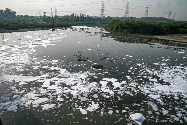 Die Aufnahme zeigt das Ausmaß der Verschmutzung des Yamuna Flusses in der indischen Hauptstadt Neu-Delhi. AFP