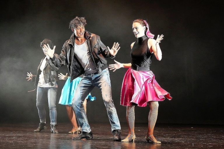 Die Dance Art School führte das Publikum durch viele Jahrzente des Tanzens.cth