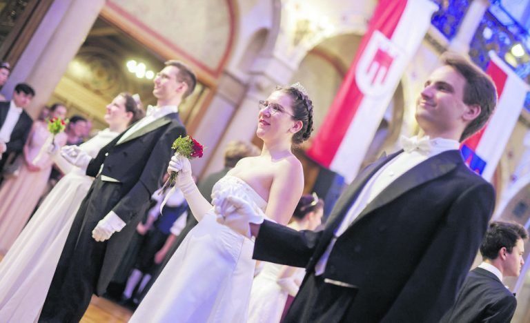 Die Debütanten der Tanzschule Elmayer sorgten für eine gelungene Eröffnung.Wenzel/2, WERNER/4