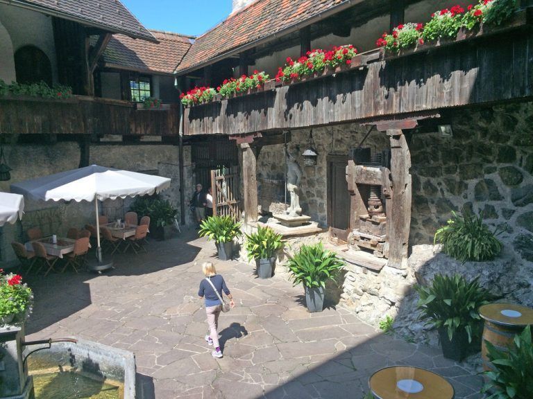 Die Gastwirtschaft Schattenburg hat einen Innenhof-Gastgarten. WHW