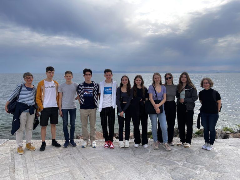 Die Gruppe, flankiert von den Lehrerinnen. BG/BRG Feldkirch