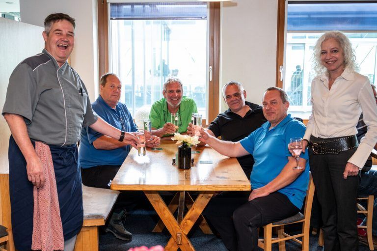 Die Herrenrunde am Stammtisch streut dem scheidenden Wirtepaar Rosen. Die Männer wurden zeitgleich mit den Mitarbeitern über den Abschied informiert.  