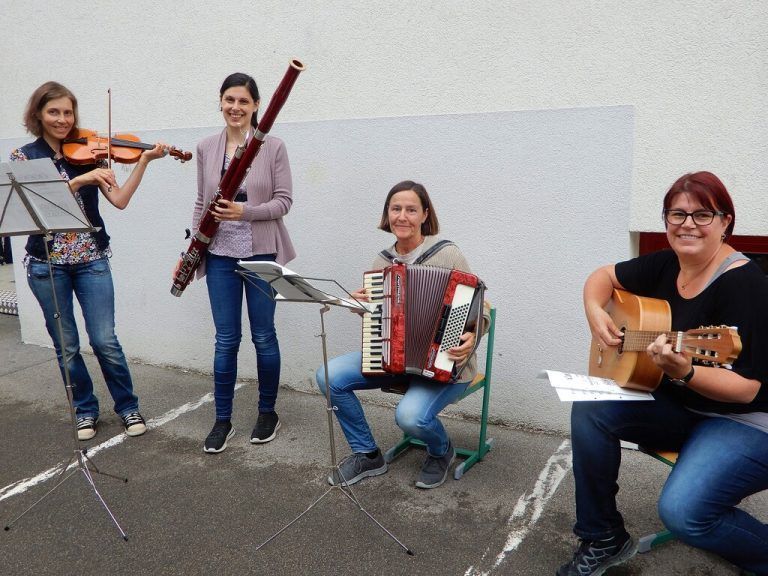 Die Lehrerinnen-Band der Volksschule aus dem Dornbirner Süden stimmte musikalisch auf das Schulfest ein.