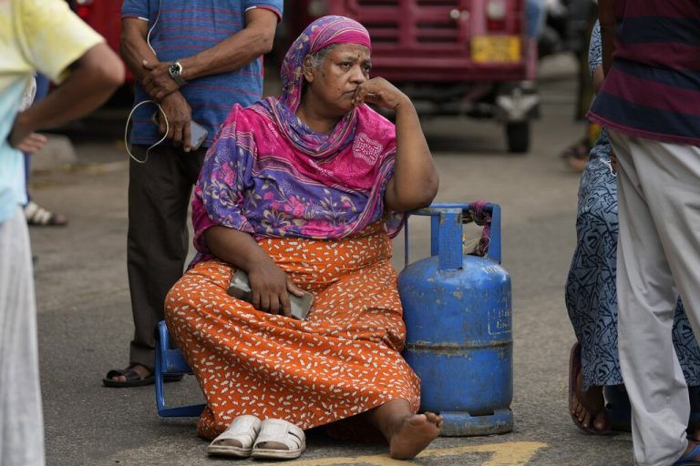 Die Menschen in Sri Lanka warten zur Zeit stundenlang, um Medikamente, Treibstoff oder Kochgas kaufen zu können. AP/JayawardENA