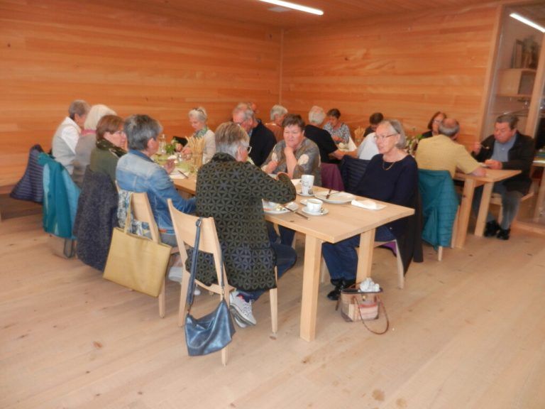 Die Schwarzenberger Senioren besichtigten den Biohof Lingenhel in Doren. sb
