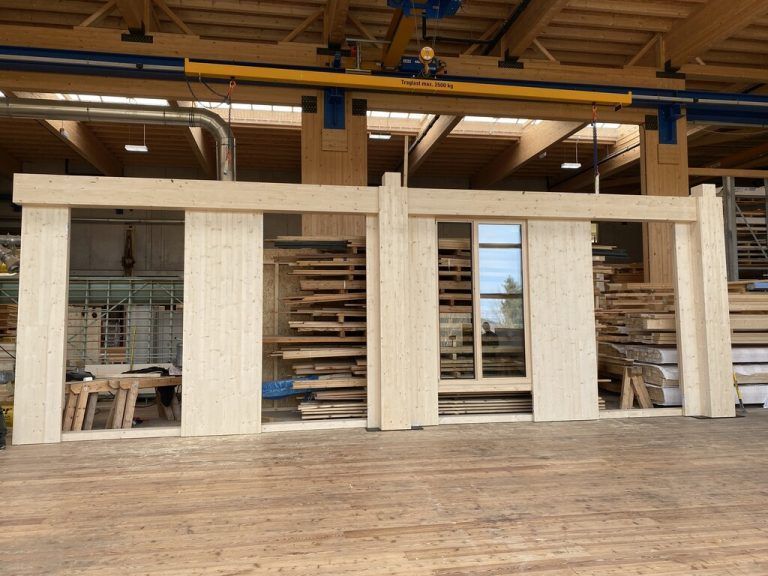 Die Probewand aus Holz für das Bürogebäude. CityOffice Feldkirch
