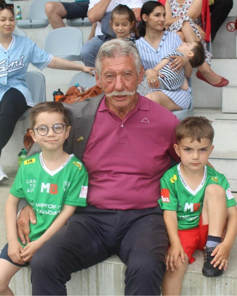Ehrenobmann Siegi Maier mit zwei der jüngsten Kicker, Malik (l.) und Ben.