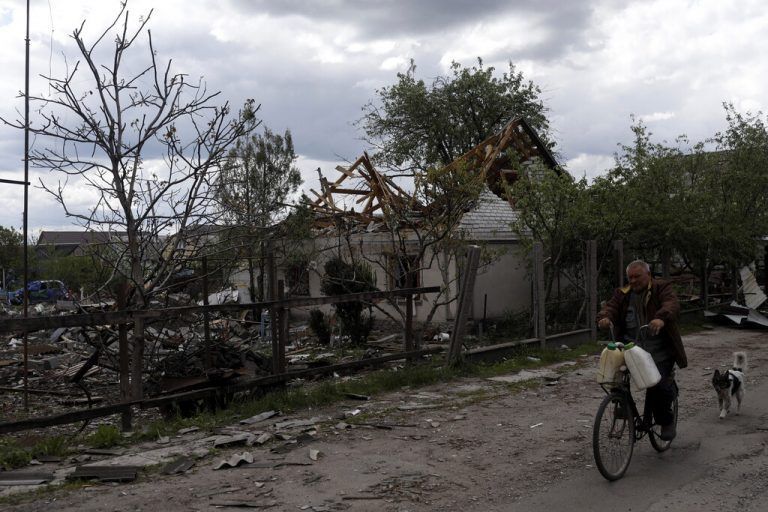 Ein Fahrradfahrer passiert ein völlig zerstörtes Haus im Dorf Slatyne in der Region Charkiw. Reuters