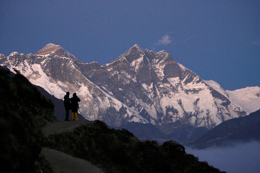 Bergsteiger suchen sichere Route auf den Mount Everest