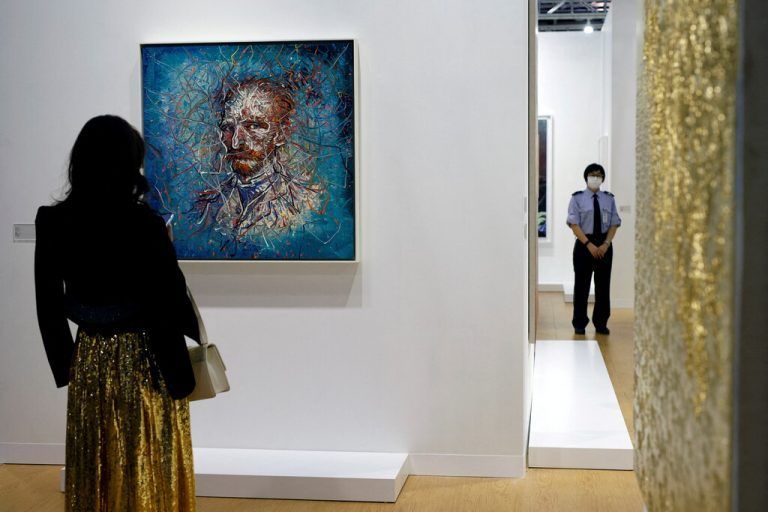 Eine Besucherin betrachtet das Bild „Van Gogh“ von Zeng Fanzhi bei der Art Basel in Hongkong. Reuters