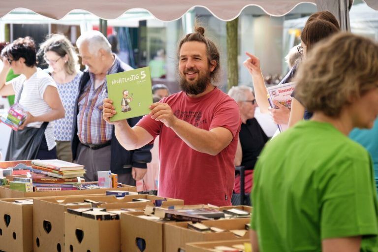 Eine große Auswahl an gebrauchten Büchern und Spielen erwartet die Besucher.